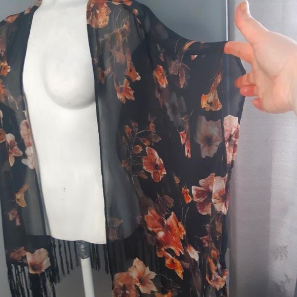 Dynamite semi sheer fringed open front kimono floral shawl Med to Large - Picture 4 of 8